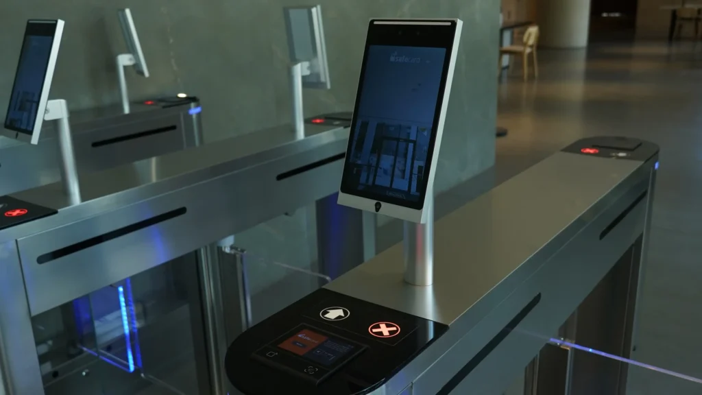 Torniquete de acceso con pantalla digital para control de ingreso en edificios corporativos y oficinas